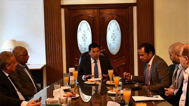 وزير الرياضة يلتقي باتحاد كرة القدم ورابطة الأندية والمتحدة
