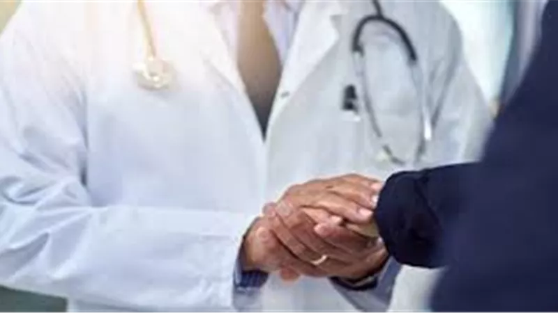 طبيب العظام خالف ميثاق الشرف.. نسى جلسة الطقطقة 