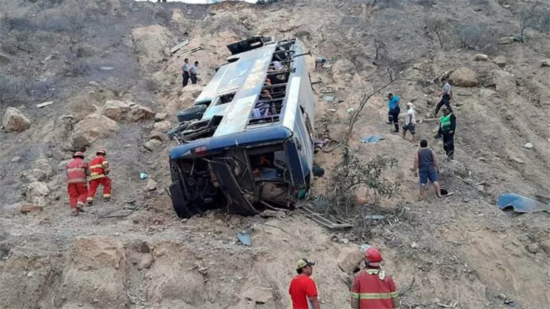 مصرع وإصابة 20 شخصا جراء سقوط حافلة بواد عميق في بيرو