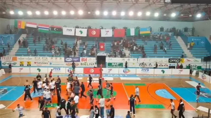 شاهد..اعتداء على لاعبي منتخب مصر في تونس