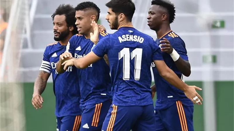 بعد رحيل كاسيميرو.. لاعب آخر يقترب من مغادرة ريال مدريد