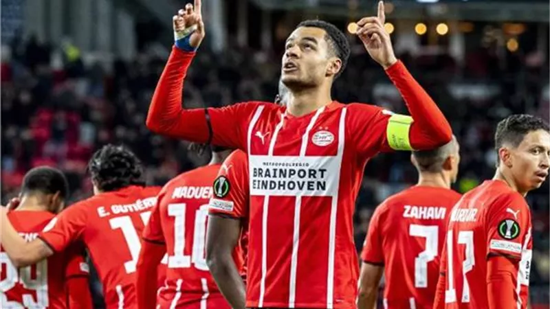 نجم آيندهوفن يوافق على الانتقال إلى مانشستر يونايتد