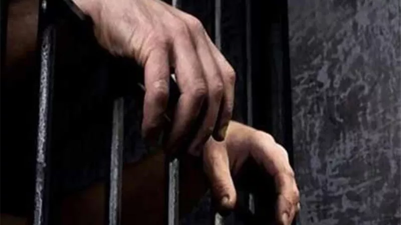 عاطل يقوم بسرقة مدير صيدليه بالاكراه فى كرداسة