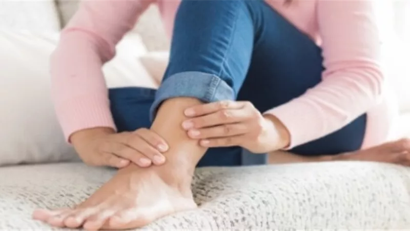 آلام فى القدمين اذا شعرت بها توجه فورا للمستشفى