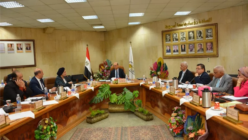 رئيس جامعة أسيوط يوجه بفتح مقرات مكاتب التنسيق الإلكترونى بالجامعة لخدمة الطلاب الراغبين فى التقديم للالتحاق بالدراسة بالجامعة الأهلية