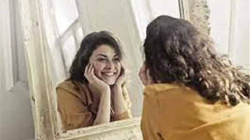 كلام العوام بعدم النظر الى المرآة ليلاً ما حكمه