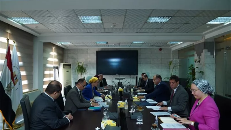 وزيرا البيئة والتجارة والصناعة يناقشان الملفات ذات التعاون المشترك بين الوزارتين