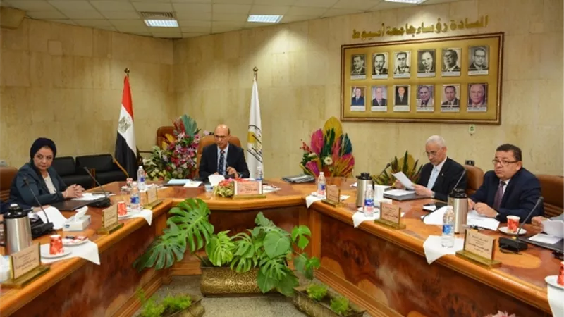 المنشاوى ترأس أول اجتماعات مجلس جامعة أسيوط ويشيد بجهد الجمال