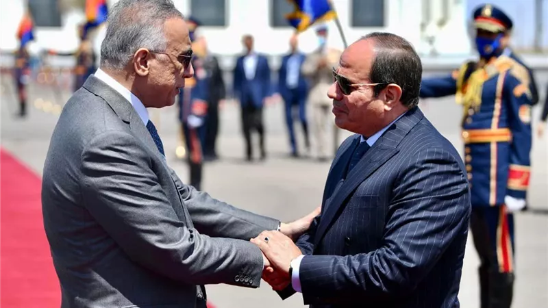 الرئيس السيسي يودع رئيس وزراء العراق بمطار العلمين