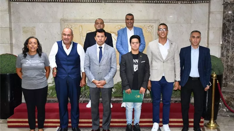 وزير الرياضة يُكرم أبطال بعثة مصر بعد تسجيل رقم جديد في عبور المانش