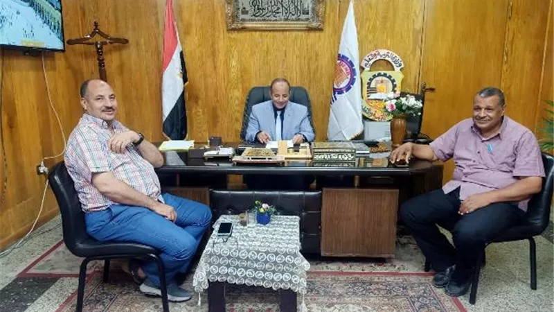 وكيل وزارة التعليم بقنا يعقد اجتماعا استعدادا للعام الجديد