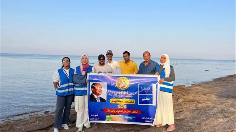 شباب حماة الوطن بمدينة دهب ينظفون الشواطئ بعد التسريب النفطي
