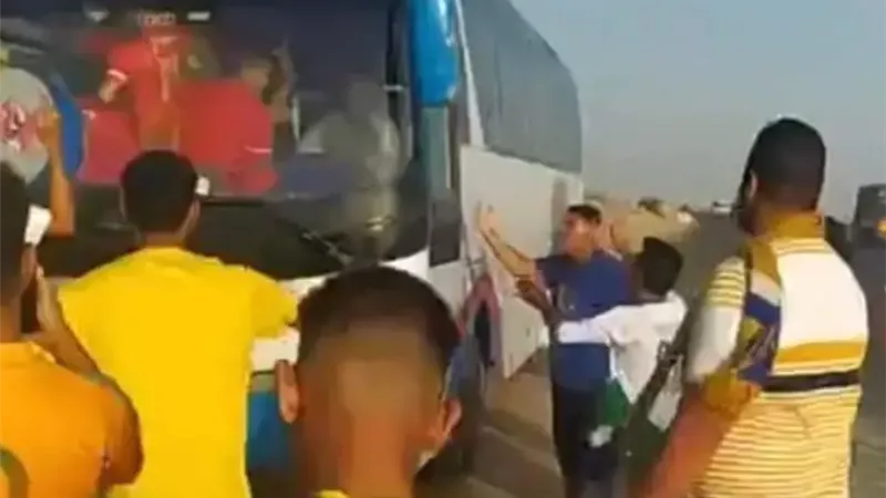 سائق حافلة الأهلى: يحيى الكومي تواصل معي لحل أزمة جماهير الإسماعيلي