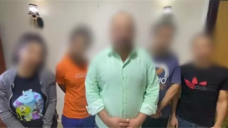 تفاصيل فیدیو مفبرك لضباط يستوقفون سيارة بداخلھا شخص وفتاة