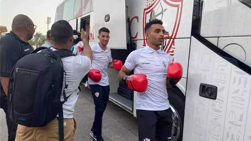 لاعبو الزمالك يحتفلون بالتتويج بالدوري بـ”قفازات ملاكمة”