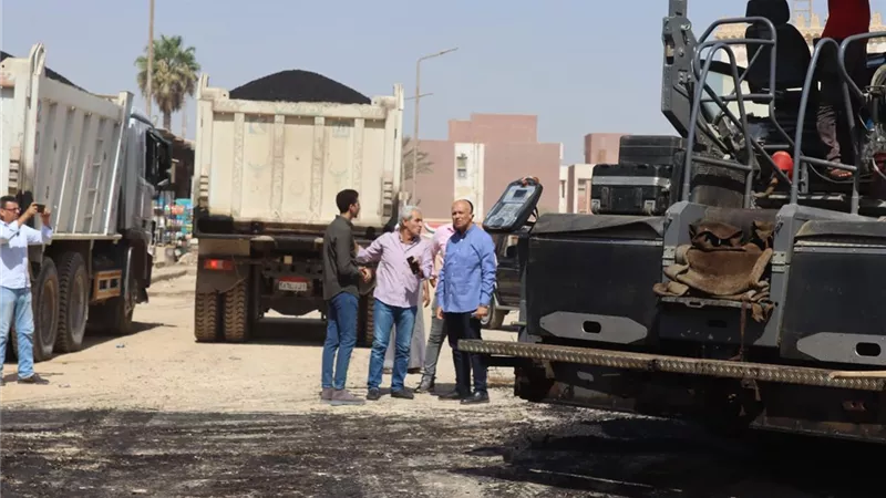 رئيس جهاز العاشر يتفقد مشاريع التطوير والرصف بالمدينة.. صور