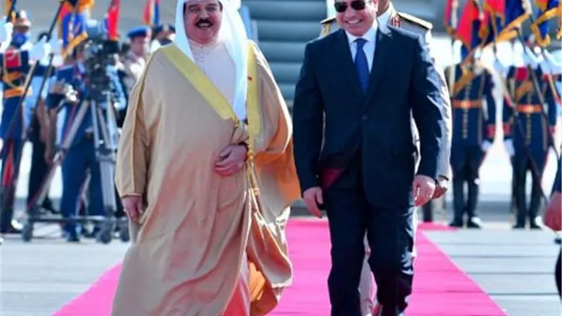 بالفيديو.. مراسم استقبال الرئيس السيسي لملك البحرين بمطار العلمين