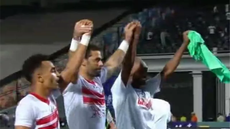 شاهد.. عبد المنصف يرتدى قميص الزمالك ويحتفل مع الجماهير بالفوز بالدورى