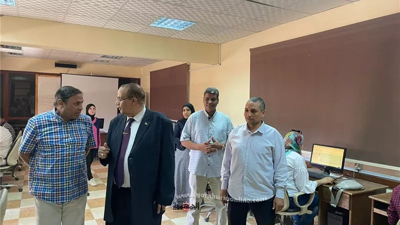 رئيس جامعة الأقصر يتفقد سير اختبارات الدورة الـ16 لأساسيات التحول الرقمى