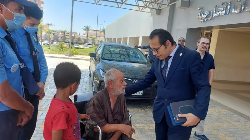 مدير الرعاية الصحية بالإسماعيلية يلتقي المترددين على المجمع الطبي ..صور