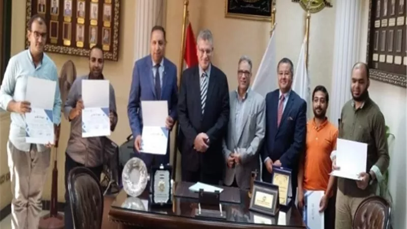 الأشهب والدخاخنى يُكرمان الأطباء المتميزين بمستشفيات بنها الجامعية.. صور