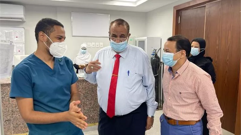رئيس جامعة الأقصر يتفقد مستشفى الحميات
