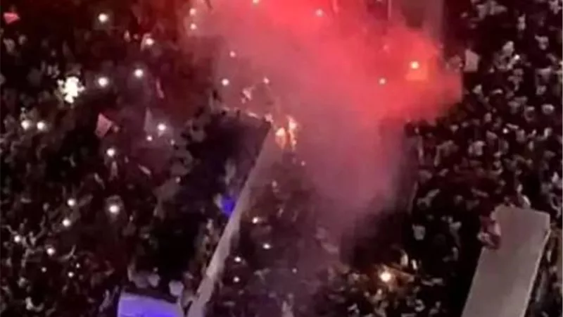 صور.. حافلة الزمالك المكشوفة تجوب شوارع القاهرة وسط فرحة عارمة من الجماهير