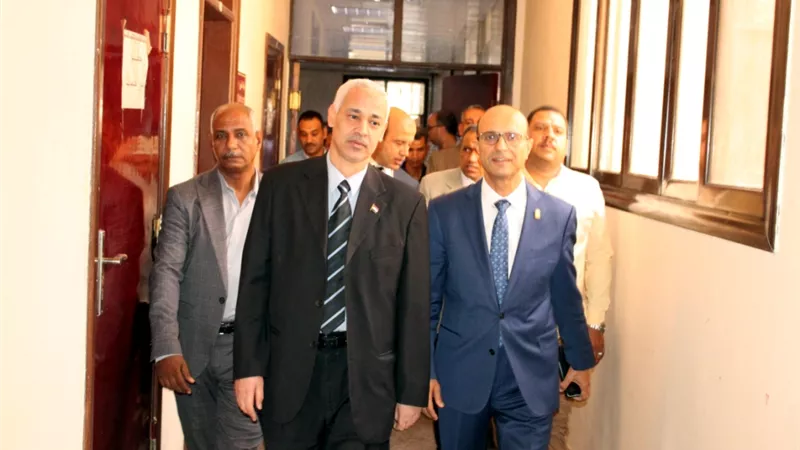 رئيس جامعة أسيوط يتابع سيرالعمل بالمعمل الرقمي لتركيبات الأسنان بكلية طب الأسنان