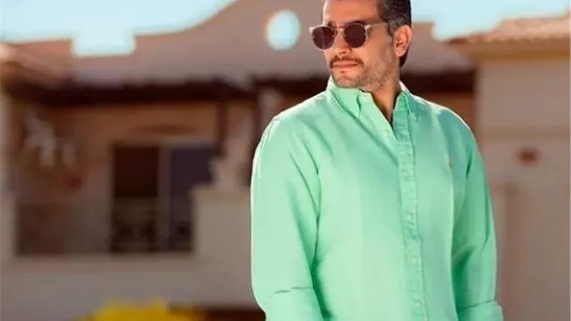 هانى سلامه يشارك متابعيه إطلالة صيفية أنيقة .. شاهد