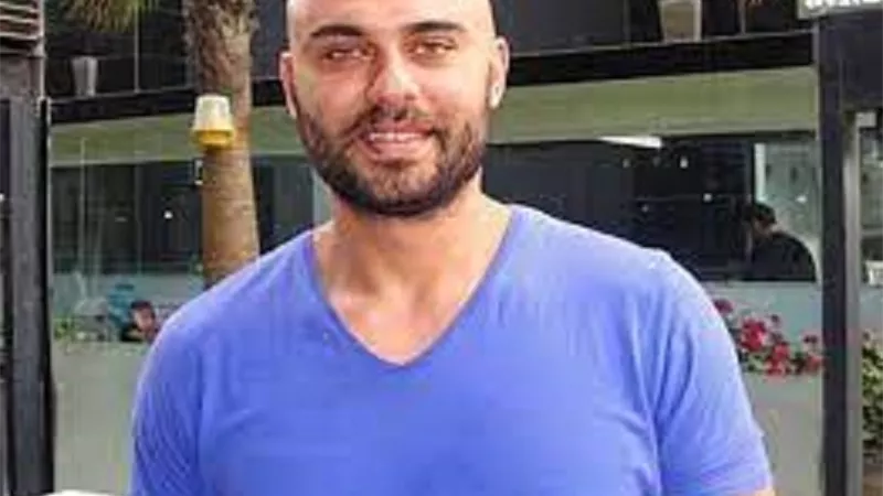 احمد صلاح حسنى يحتفل بعيد ميلاد شقيقته بطريقته الخاصة