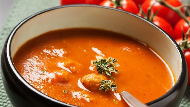 طريقة عمل شوربة الطماطم بالكفتة