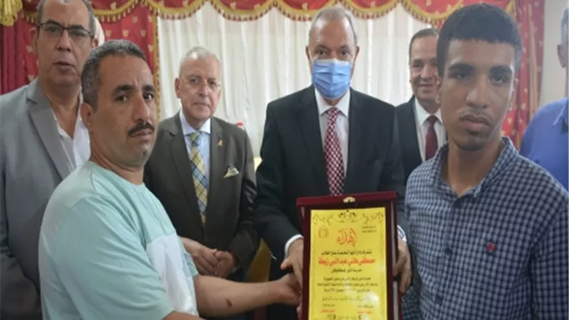 محافظ القليوبية يُكرم المتفوقين علمياً ورياضياً من طلاب مدرسة النور للمكفوفين فى بنها.. فيديو