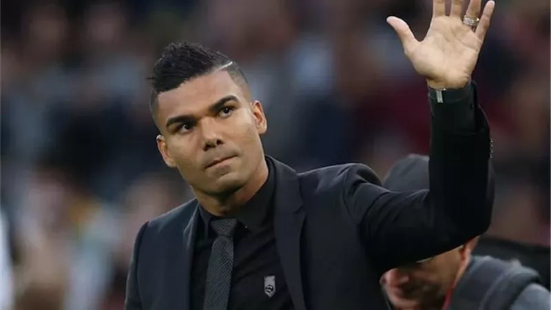 سبب اختيار كاسيميرو الانتقال إلى مانشستر يونايتد .. فاران يكشف