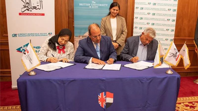 رئيس الجامعة البريطانية يوقع بروتوكول تعاون ثلاثي مشترك مع مؤسسة التعليم أولاً وكريدي أجريكول للتنمية