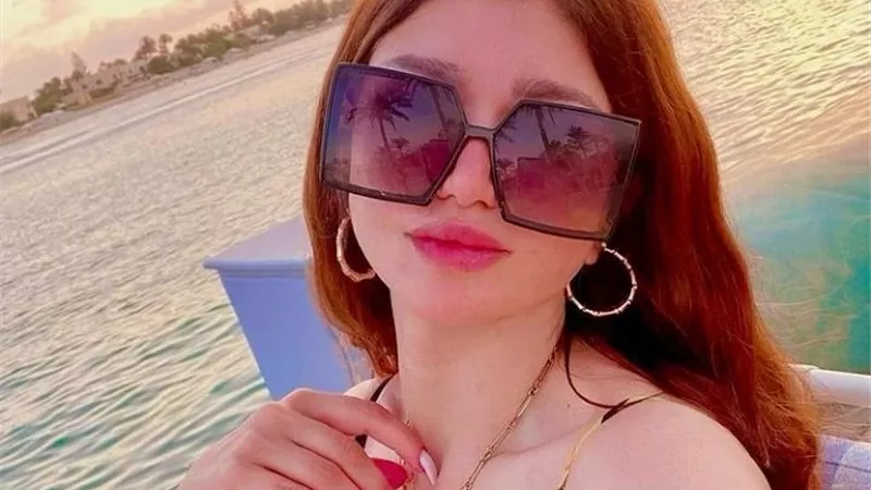 من أمام البحر .. ياسمين الخطيب تجذب الأنظار في أحدث ظهور