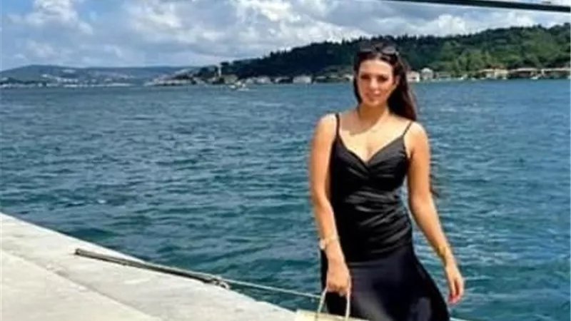 شاهد .. يورا محمد تلفت الأنظار من أمام البحر بإطلالة مميزة
