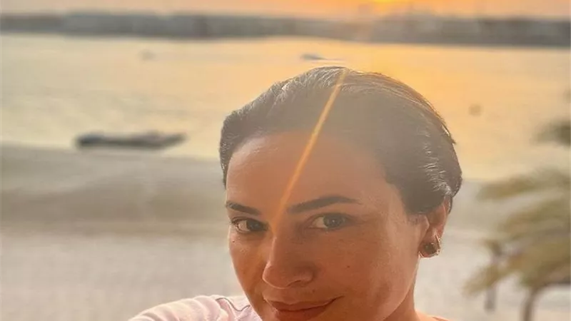 هند صبرى تستمتع بالغروب فى أحدث إطلالتها .. شاهد