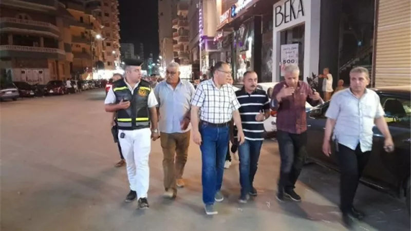 محافظ الشرقية يتفقد شوارع مدينة الزقازيق ويأمر بغلق كافيتريا غير مرخصة