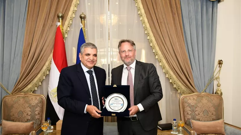 الفريق ربيع ووزير الطاقة الدنماركي يبحثان التعاون المشترك..صور