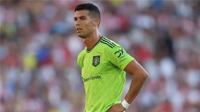 مطرب فرنسي يشعل السوشيال ميديا بصورة رونالدو بقميص مارسيليا