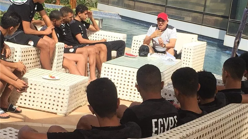 محمد وهبة يجتمع بلاعبي منتخب الناشئين .. صور