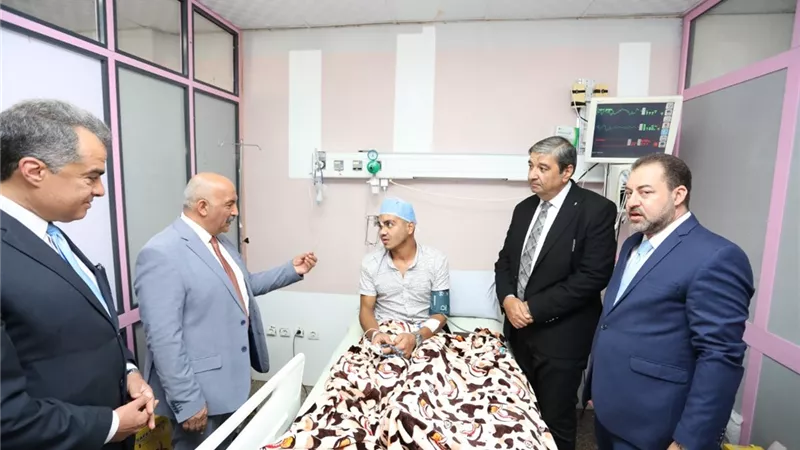 رئيس جامعة الزقازيق يطمئن على الحالة الصحية للشاب ابراهيم محمود