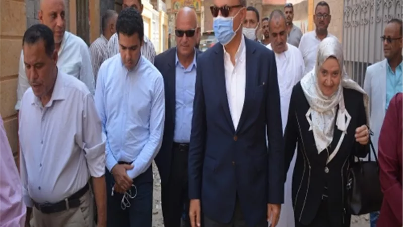 محافظ القليوبية يتفقد مدارس الخانكة والخصوص.. ويؤكد: ننسق لإنهاء مشكلة الكثافة بالفصول