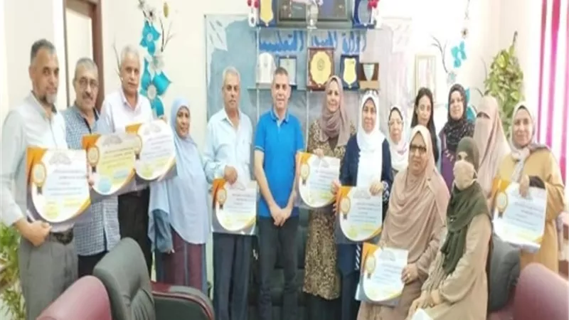 مدير ووكيل تعليم العبور يُكرمان مديرى المدارس المتميزة.. صور