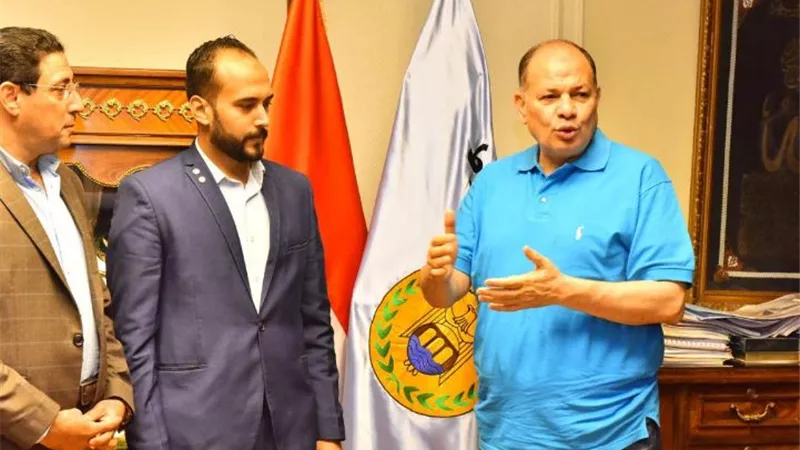 محافظ أسيوط يكرم مدرب فريق الكاراتيه بنادي أبوتيج