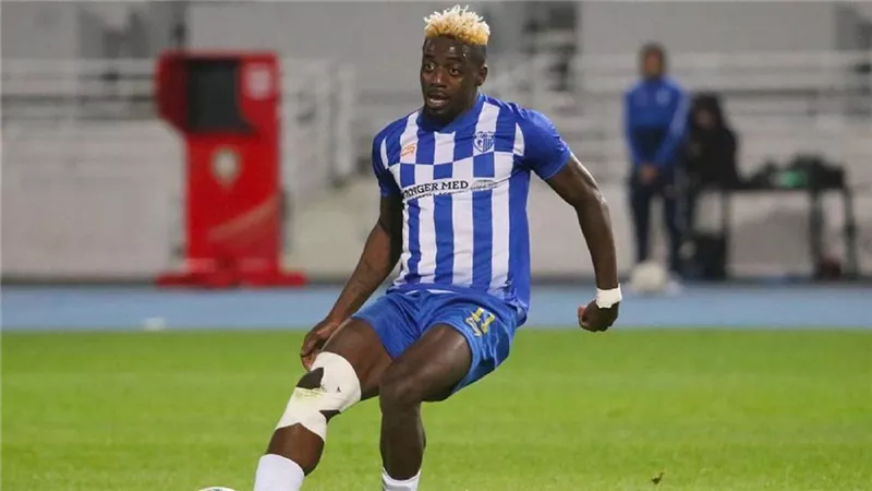 الرجاء المغربى أمل اتحاد طنجة الاخير للتخلص من الجابوني أكسيل مايي