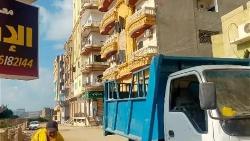 تكثيف حملات النظافة ورفع الإعلانات المخالفة بالشرقية..صور