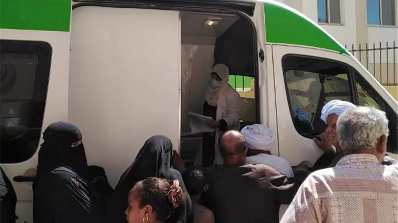 الكشف وعلاج ١١٦٣ مواطن بقافلة طبية مجانية بكلاحين أبنود بقنا