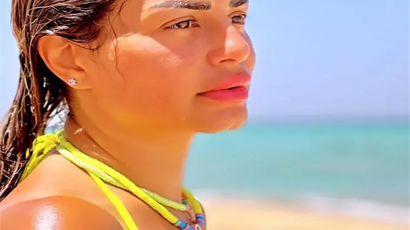 من أمام البحر.. منة فضالي تسحر القلوب (صور)