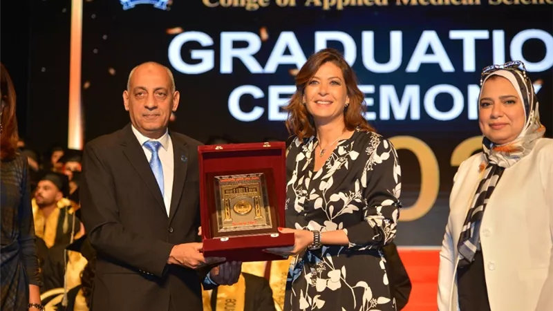 بالصور.. جامعة مصر للعلوم والتكنولوجيا تحتفل بتخرج دفعة جديدة من كلية 